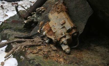Minęło dwadzieścia lat, a w lesie pod Cisną nadal znajdowane są szczątki śmigłowca i fragmenty jego wyposażenia.