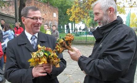 Poseł Lucjan Pietrzczyk oraz prezes Wodociągów Kieleckich Henryk Milcarz zostali obdarowani przez dzieci biorące udział w akcji bukietami liści. – Dobrze