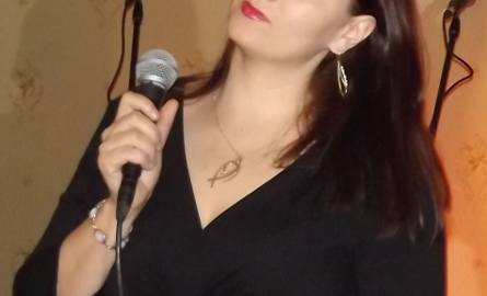 Zaśpiewała Anna Maria Adamiak, jedna z bohaterek książki „Kamienie i skrzydła”.