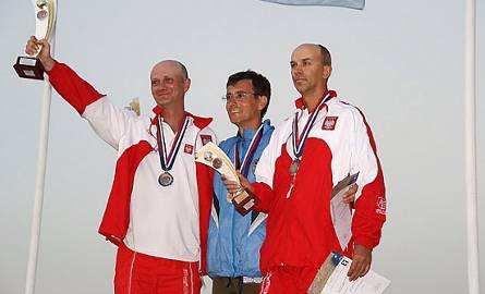 Sławomir Łasocha (pierwszy z lewej) święcił triumfy także podczas modelarskich mistrzostw świata w Serbii