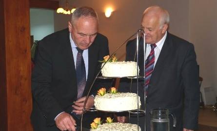 Wójt gminy Bogoria Władysław Brudek kroi tort wraz z Kazimierzem Kotowskim członkiem zarządu województwa świętokrzyskiego, który przyjechał na uroczystość