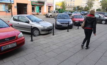 Nawet słupki nie są w stanie powstrzymać kierowców przed parkowaniem po skosie. A wystające tyły samochodów utrudniają ruch innym.