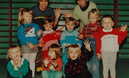 1994 rok. Trzyletnia Naomi pierwsza z lewej. Na zdjęciu z najmłodszą wtedy grupą MiM i instruktorkami Małgorzatą Działką i Katarzyną Filus.
