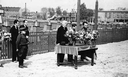 Uroczystość przy cmentarzu żołnierzy radzieckich przy dzisiejszej Katowickiej