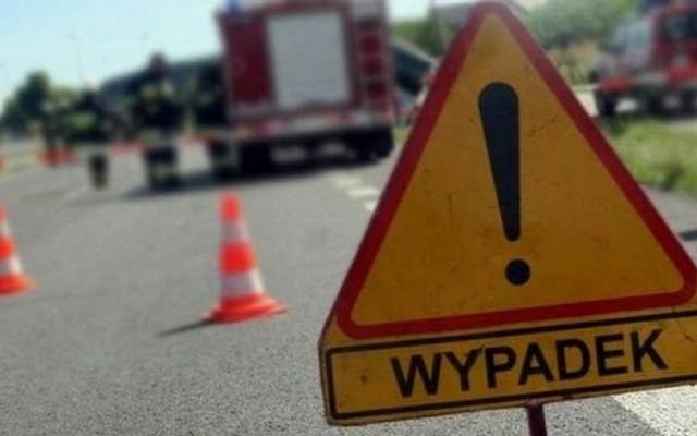 Tragiczny wypadek w powiecie gostyńskim. Na drodze w Śmiłowie samochód uderzył w drzewo. Zginęła kobieta