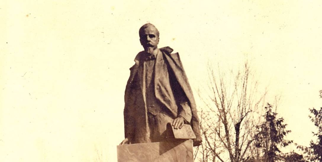 Pomnik Henryka Sienkiewicza stał na skraju parku im. Jana Kochanowskiego. Został zniszczony przez Niemców w 1939 r.