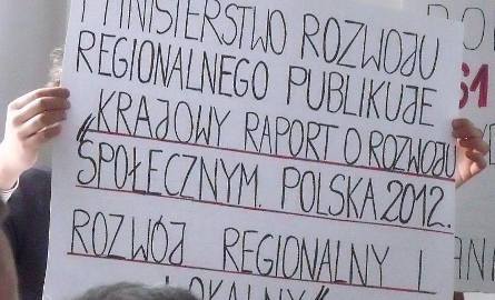 Młodzieżówka PiS na sesji rady powiatu. 