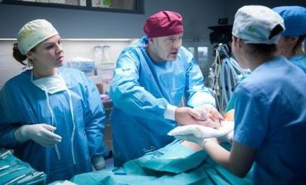 W „Lekarzach” jest jednym z pracowników serialowego szpitala. Tu podczas operacji, obok Szymona Bobrowskiego.
