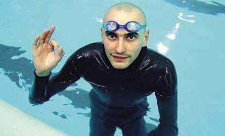 Paweł Strugała po zakończonej próbie w pływaniu bezdechowym na basenie.