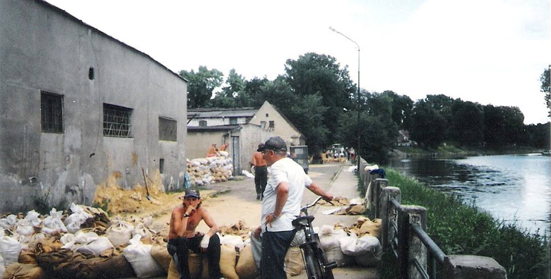 Lipiec 1997, ul. Portowa. Zamiast ściany przeciwpowodziowej - zdezelowany płotek. I worki z piaskiem. Setki, tysiące worków...
