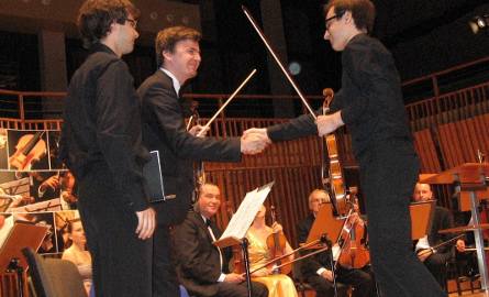 Lucjan Szaliński-Bałwas - koncertmistrz ,gratuluje Błażejowi Bębency i Klemensowi Starybratowi.