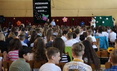 Uczniowie z Ostrowca pożegnali szkoły na dwa miesiące. Rozpoczęli wakacje! 