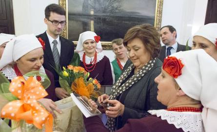 Stowarzyszenie "Gorzyczany Z Sercem dla Ludzi" z gminy Samborzec podarowało Pani Prezydentowej dary regionu sandomierskiego.