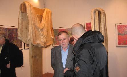 Henryk Sikora wymieniał uwagi z radomskim artystą, Andrzejem Brzegowym
