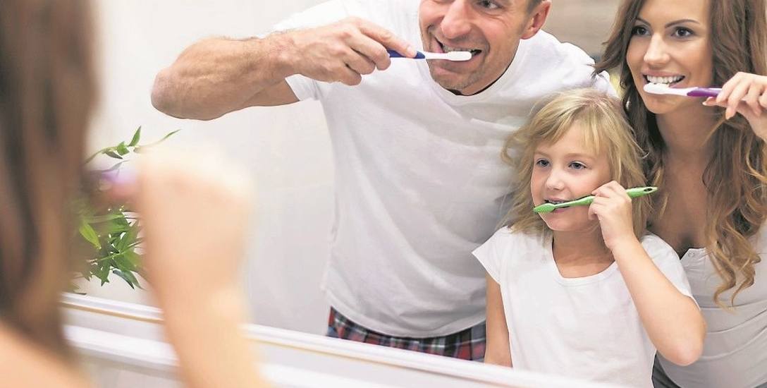 Z zębami nie wolno eksperymentować. Jak dbać o biel?