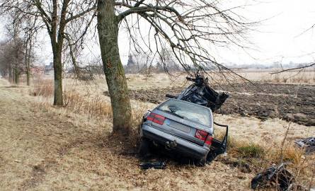 Śmiertelny wypadek na trasie Bielsk Podlaski - Hajnówka. Passat uderzył w drzewo (zdjęcia)