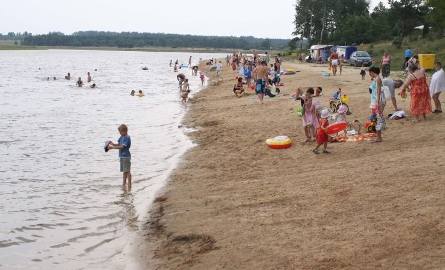 Nawet w środku tygodnia z zalewu korzystają przyjeżdżają plażowicze nie tylko z gminy Jastrząb.