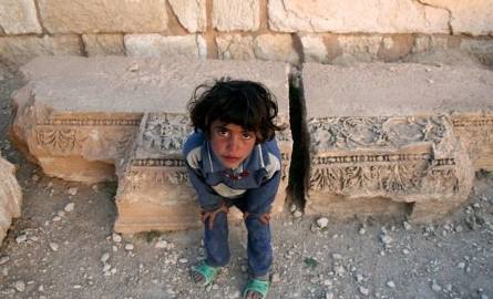 Oczekując na datek. Palmyra (Syria).