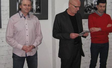 O wystawie mówił Dariusz Stelmach, kierownik galerii DK"Idalin"