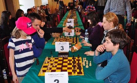Monika i Bartosz Soćkowie, utytułowani szachiści, aktualni mistrzowie Polski przyjechali na zawody do Sandomierza z dziećmi.