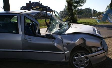 Kierowca seata zagapił się i uderzył w wystające z forda blachy (zdjęcia)
