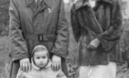 Rok 1956. To ja na spacerze z ciocią i wujkiem, który był przed wojną toruńskim architektem miejskim