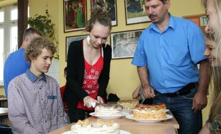 W nagrodę za wspaniałe wyniki dyrektor brzezińskiego gimnazjum Dariusz Pabian wręczył uczniom słodki prezent – pyszne torciki.