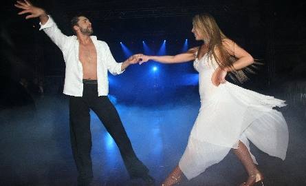 Karolina Bilska i Rafał Maserak przywitali goście kieleckiej premiery land cruisera romantycznym tańcem