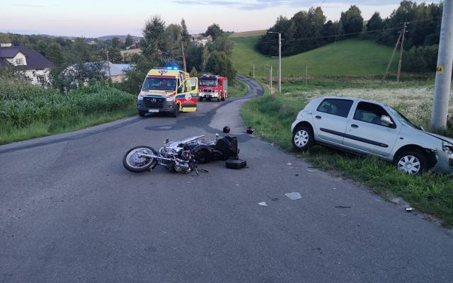 Powiat tarnowski. Wypadek z udziałem motocykla i samochodu osobowego w Czermnej. Ranne zostały trzy osoby
