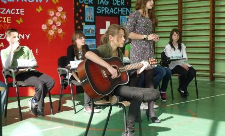 Finał imprezy uświetniły uzdolnione muzycznie dziewczęta, śpiewając w językach angielskim i niemieckim.