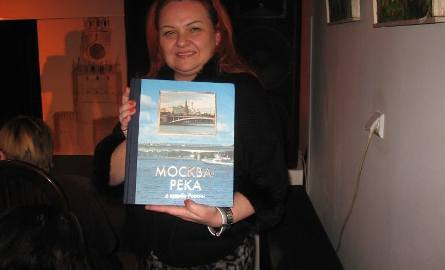 Beata Drozdowska pokazuje album o Moskwie który otrzymała Łaźnia od dyrekcji  Rosyjskego Ośrodka Nauki i Kultury.