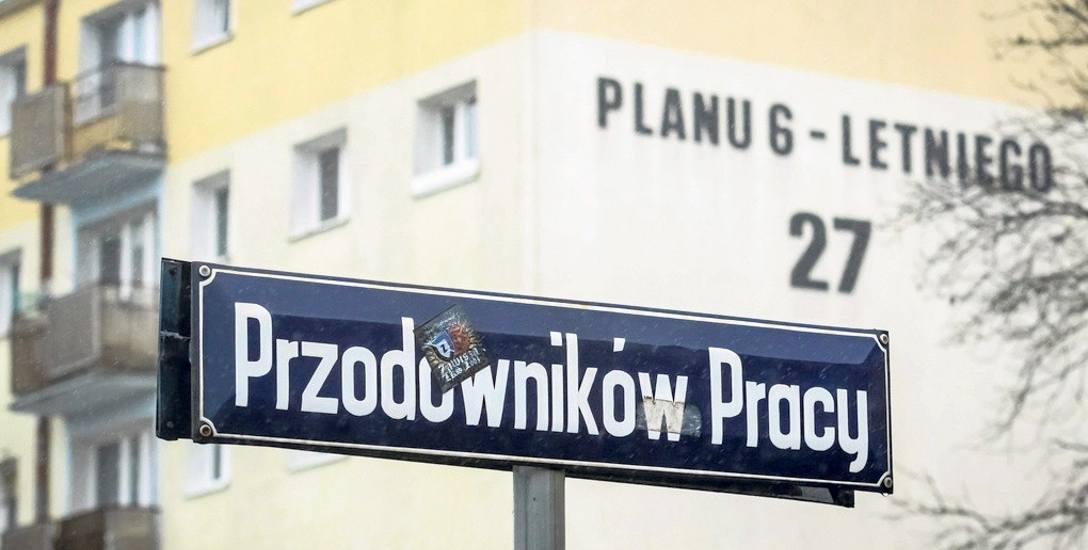 W poniedziałek widoczne na zdjęciu nazwy ulic na Kapuściskach zostały przywrócone uchwałą Rady Miasta. Jednak po południu obowiązywać zaczęły nazwy al.