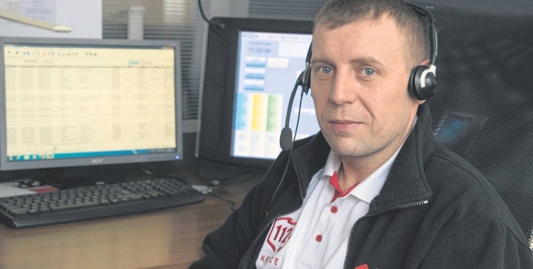 Daniel Woś jest jednym z 46 operatorów numeru alarmowego 112 w Centrum Powiadamiania Ratunkowego w Kielcach.