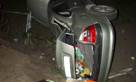 Samochód przebił ogrodzenie w Zielonej Górze. Kierowca był pijany (szczegóły, zdjęcia)