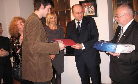 Nagrodę z rąk prezydenta Andrzeja Kosztowniaka otrzymuje Jan Podgórski student Akademii Sztuk Pięknych w Krakowie.