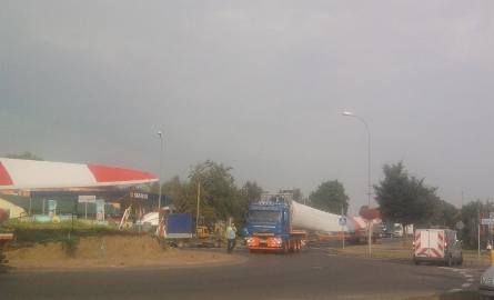 Transport łopat do elektrowni wiatrowej w Orli (zdjęcia)