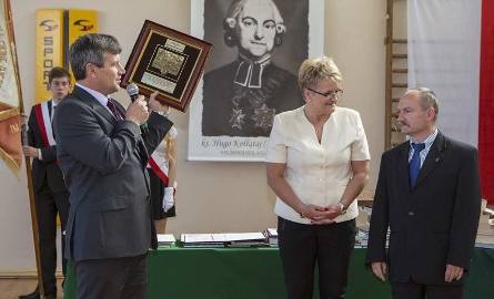 Gratulacje i grawerton odebrał od starosty Zbigniewa Kierkowskiego Człowiek 25-lecia Powiatu Pińczowskiego Aleksander Staniszew.