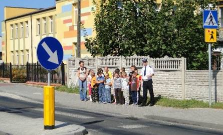Jarosław Stępień z przysuskiej drogówki uczył w środę uczniów Szkoły Podstawowej w Borkowicach, jak należy prawidłowo przechodzić przez jezdnię.