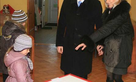Zagłosujemy na tatusia? Pani Małgorzata, żona prezydenta Andrzeja Kosztowniaka zachęcała dzieci do wrzucania kart do urny podczas niedzielnych wybor