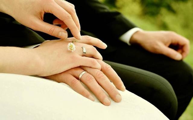 Ile na wesele 2024? Ile do koperty dla nowożeńców? Ile od chrzestnych, kuzynów i od pozostałych gości? Podpisywać kopertę z gotówką? 