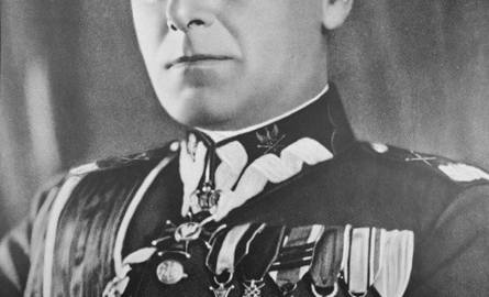 10 listopada 1936 roku prezydent Ignacy Mościcki mianował Rydza-Śmigłego generałem broni i Marszałkiem Polski