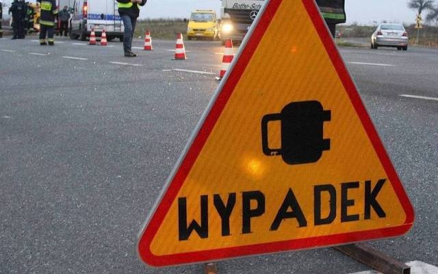 Wypadek w Michałowicach. Na krajowej siódemce na serpentynach samochód wypadł z drogi