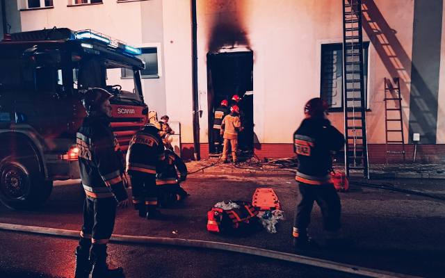 Pożar w bloku przy ul. Przemysłowej w Tarnowie. 10 osób poszkodowanych, w akcji ratunkowej ponad 70 strażaków z Tarnowa i regionu
