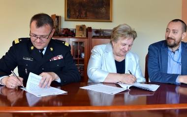 Podpisanie umowy na budowę komory dymowej w Przemyślu.