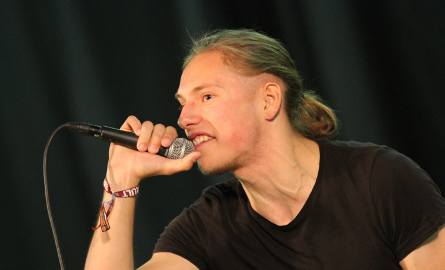 Radosław Bury zaśpiewał growlem, czyli wokalem spotykanym w metalu.