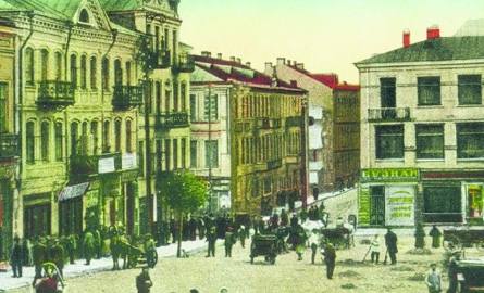 Ówczesny Rynek Kościuszki pełnił funkcję handlową, stąd też pierwsza nazwa plac Bazarny.