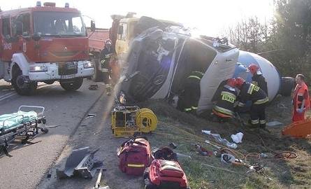 Zderzyły się dwie ciężarówki. Jeden z kierowców został uwięziony w kabinie. (zdjęcia)