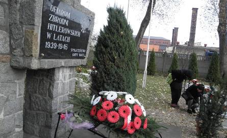 Cmentarz pomordowanych w czasie II wojny światowej w Brusach zawsze jest pięknie udekorowany na Wszystkich Świętych