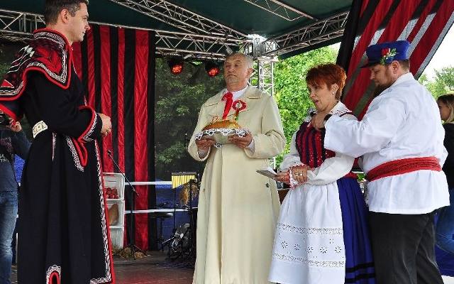 Wielkie dożynkowe widowisko w Sandomierzu! Minister Schetyna obtańczył wieńce (zdjęcia)