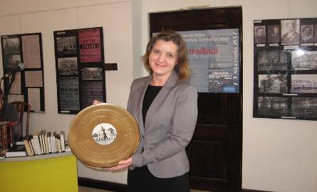 Resursa podziękowała Archiwum za wystawę pięknym zegarem-prezentuje go Małgorzata Comber
